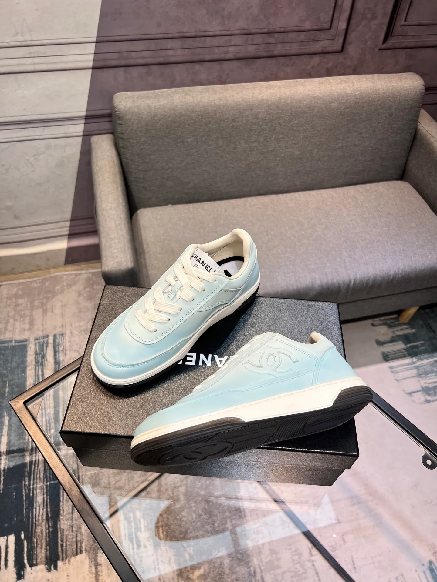 Men's men's shoes 💰660 Exclusive real shot (top version) CHANEL Chanel 2025ss color matching thick-soled casual sports shoes and sneakers. The counter is synchronized. The counter is very popular. A shoe that is very difficult to buy. The most popular thick-soled panda shoes on the Internet. It can be imagined that Xiaoxiang control can't miss it. It has both good looks and comfort. Simple and versatile white shoes. The thick sole increases the height and is super versatile. Close your eyes and wear it. Whoever wears it will look better. Upper: calfskin Lining: imported sheepskin lining Outsole: TPU original outsole Size: 35-44 (customized for women 41 and 40, and 45 for men)